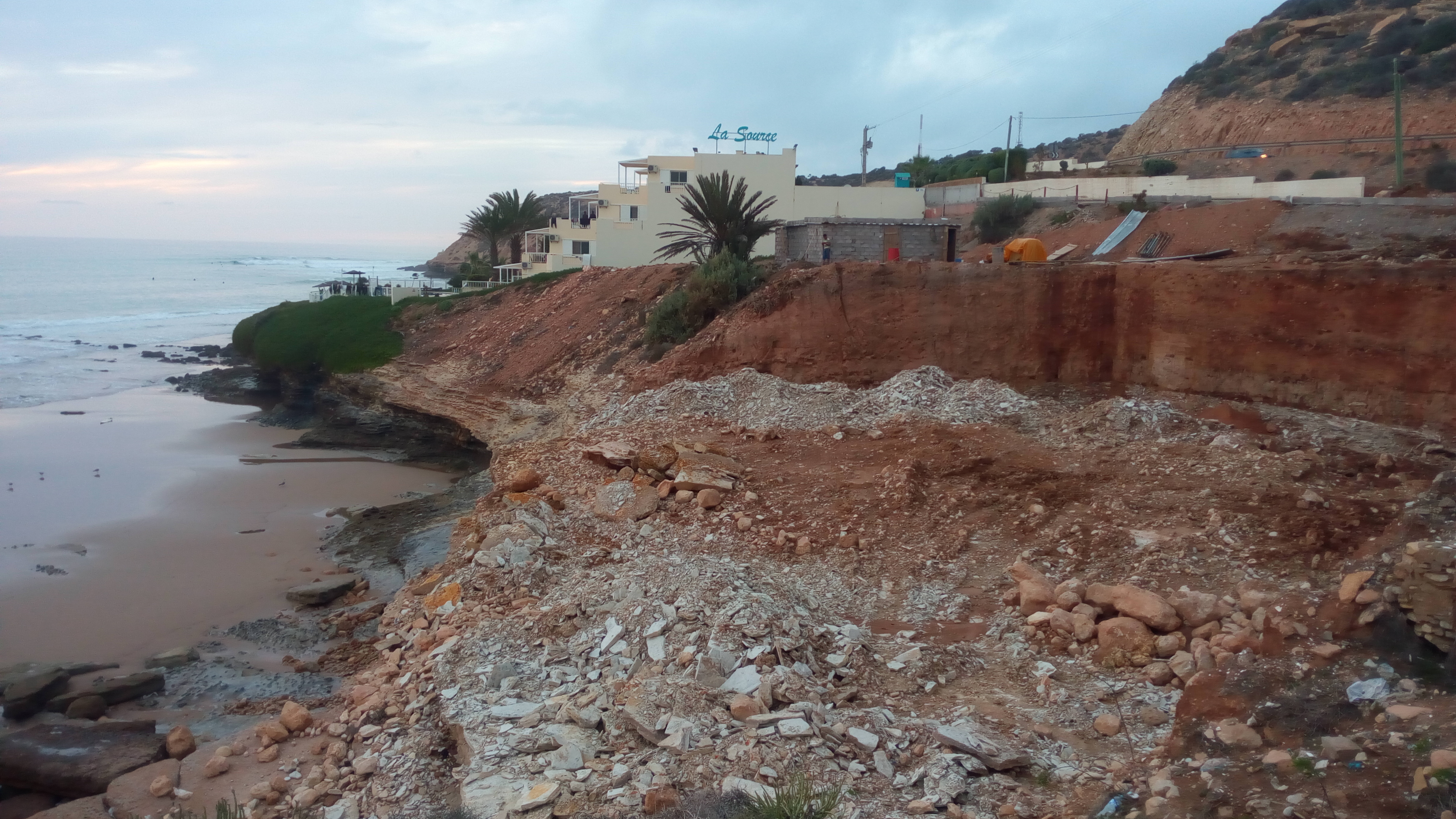 Aujourd'hui encore, des chantier autorisés avant 2015 détériore dangereusement le littoral. Spot de la Source - Taghazout