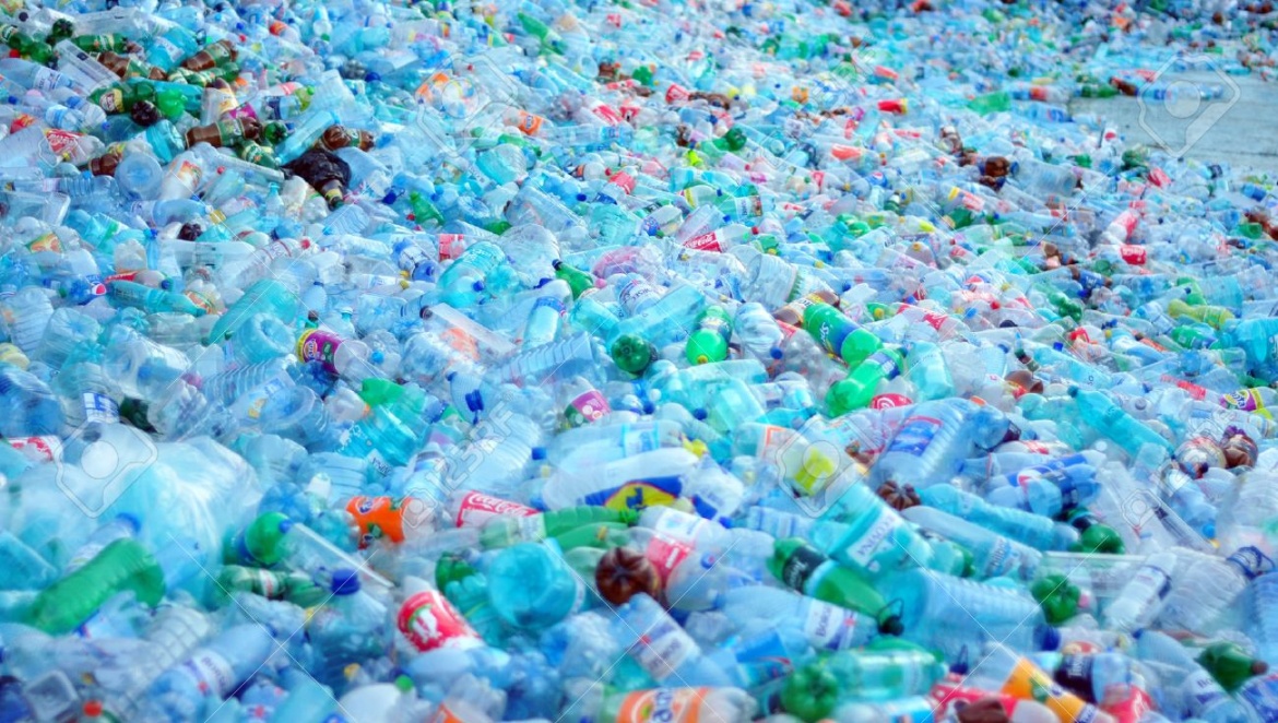 29143811-bouteille-en-plastique-tas-de-dechets-pret-pour-le-recyclage-decharge.jpg